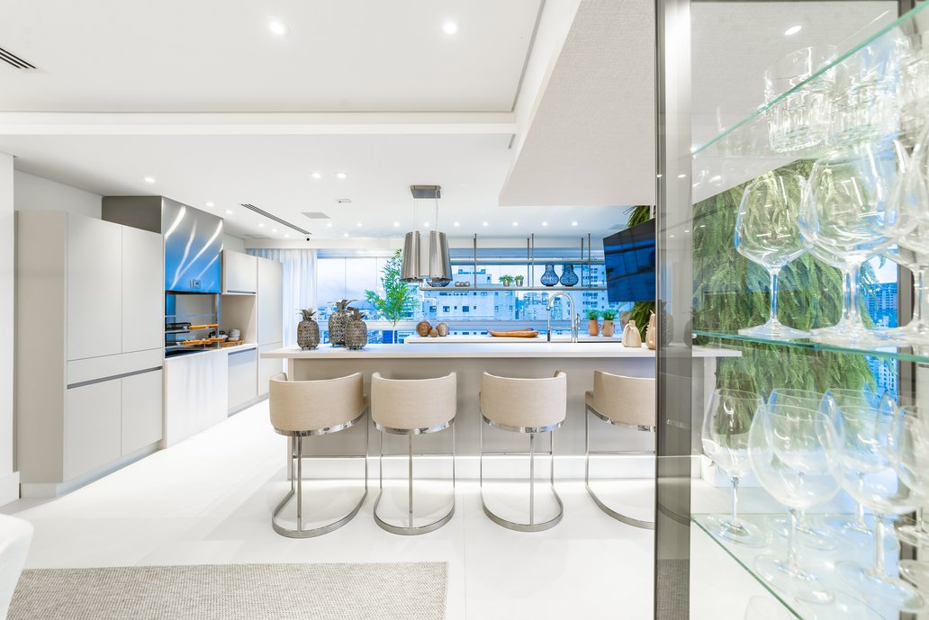 Espaço gourmet com tons delicados e iluminação suave. 