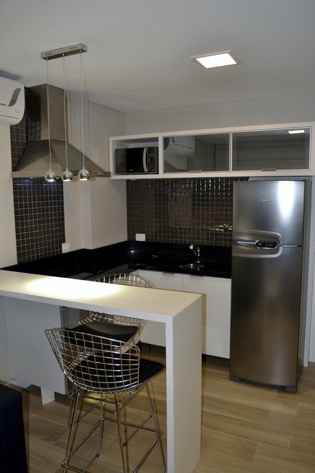 Apartamento studio com piso amadeirado e detalhes com pastilhas nas áreas molháveis. Piso Araucária Clara 20x120 com transpasse de 15%, e pastilhas Colors Glam Diesel.