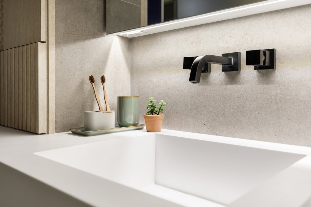 Detalhe de composição da bancada com a marcenaria e o porcelanato da parede