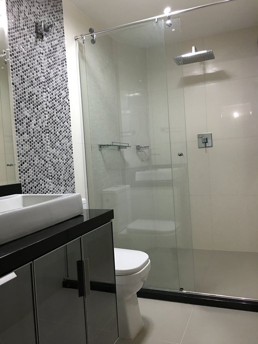 Banheiro social de apartamento em tons neutros.