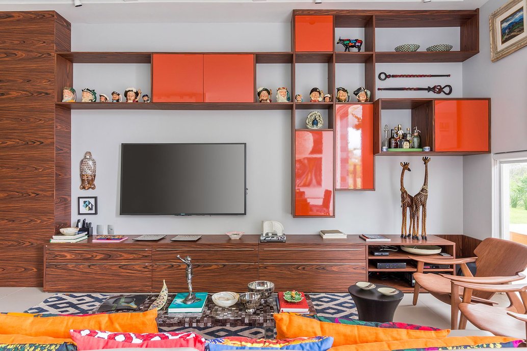 Detalhe do móvel do home-theather integrado na sala de estar. Foto: Manoel Soares