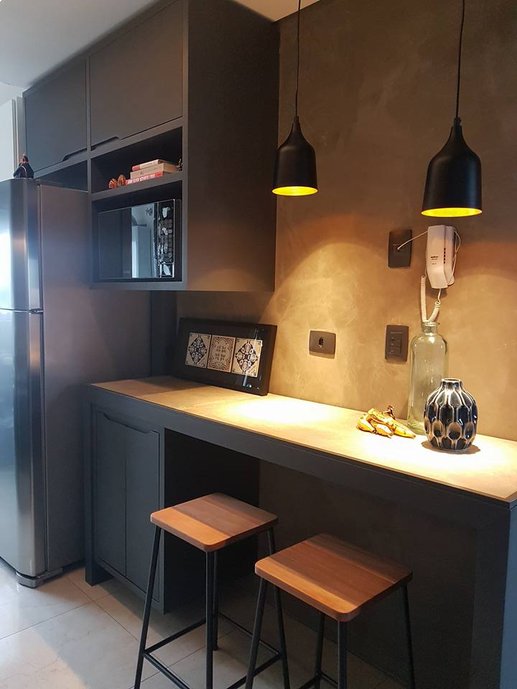 A bancada com tampo em Concretyssima Matiz Oliva traz maior resistência para o paoio da cozinha.