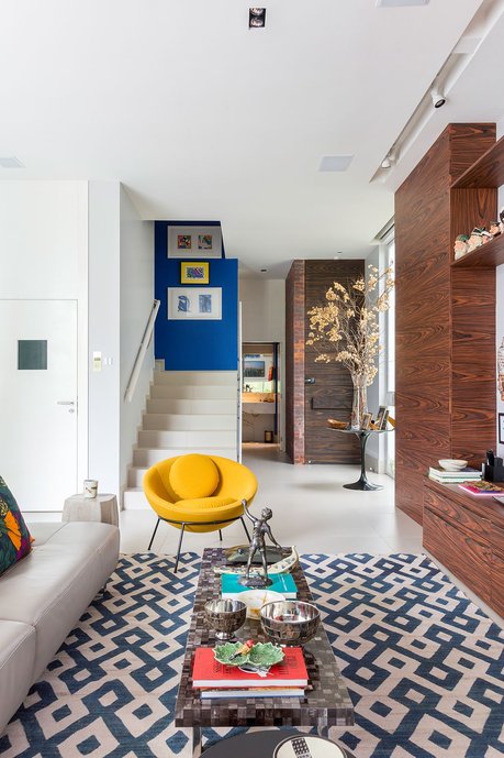 Vista da porta de entrada com subida da escada toda em porcelanato e lavabo ao fundo. Foto: Manoel Soares