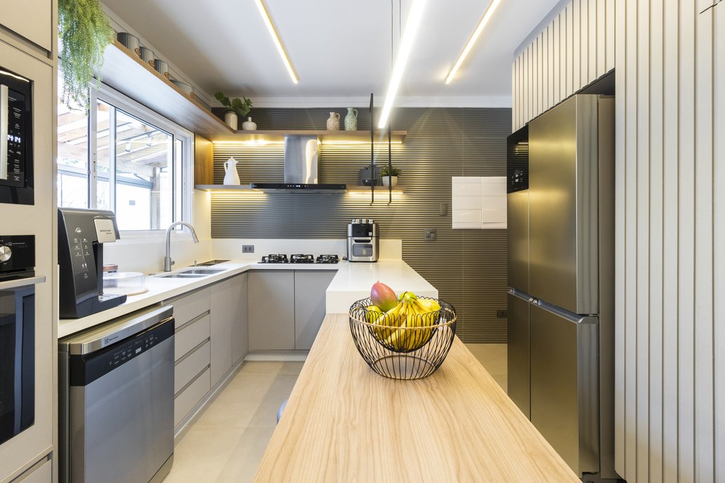 Cozinha com península e bancada de refeições rápidas