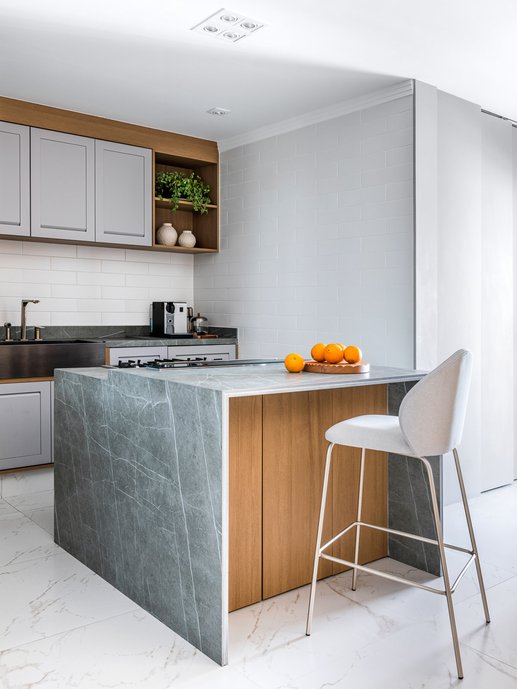 Cozinha com ilha central em neolith. Fotógrafo Renato navarro