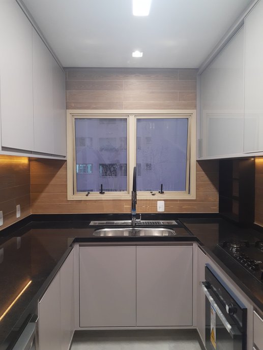 Cozinha de apartamento com revestimento madeirado Khaya Caramel