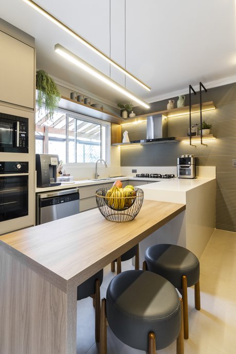 Cozinha com península e bancada de refeições rápidas