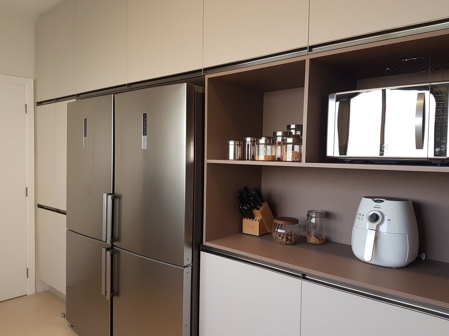marcenaria da cozinha, em MDF, tons de areia e capuccino . O que adoro neste mdf é que não tem textura, parece uma laca fosca... fica lindo! O piso que usamos é o Karst off White natural, 90x 90 cm da Portobello.