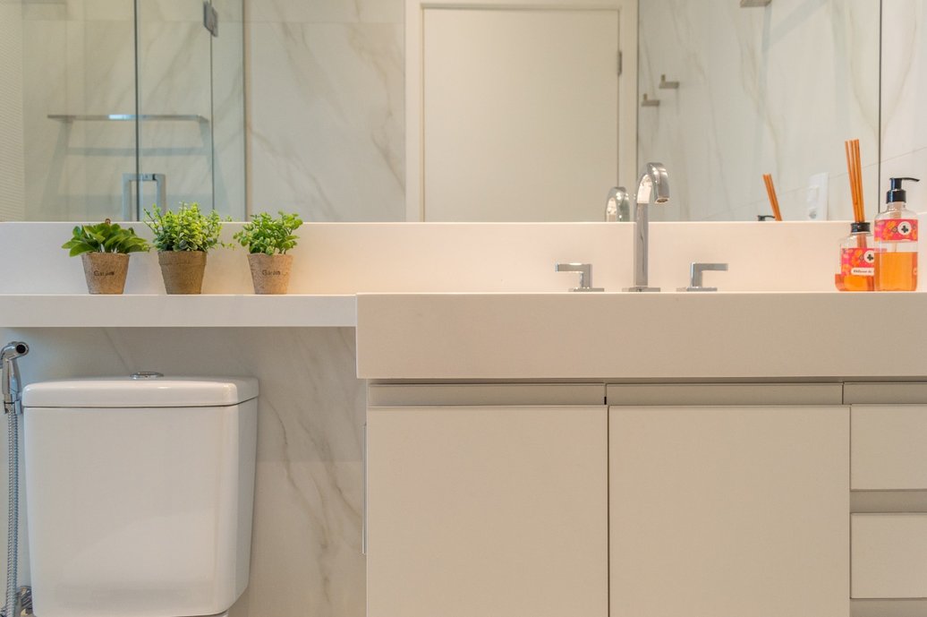 Moderno e elegante, o branco no banheiro é sempre atemporal!!