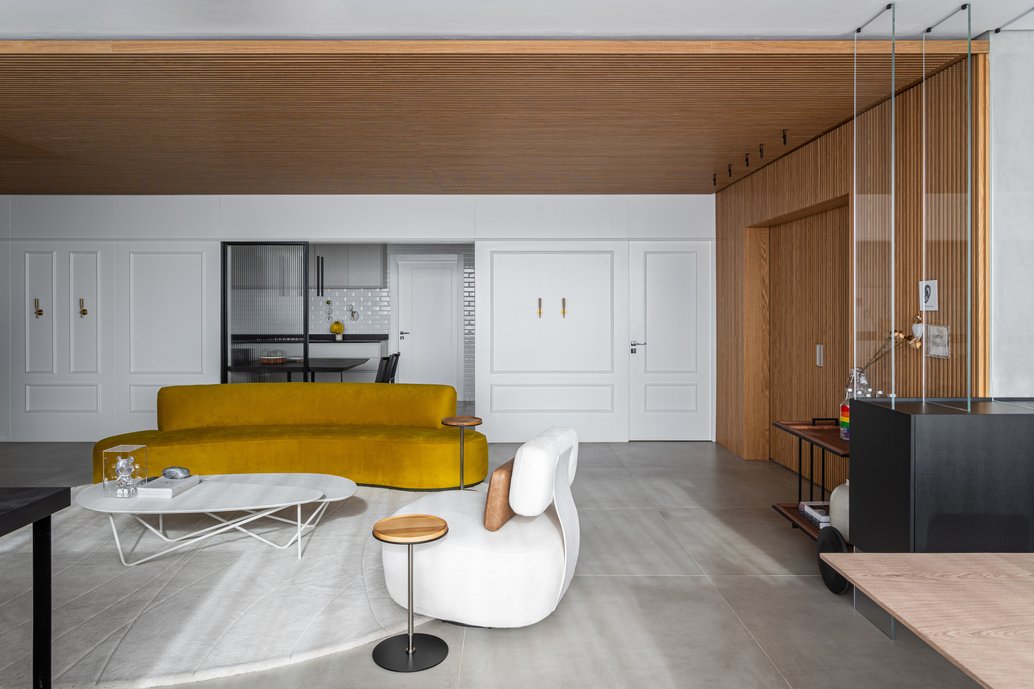 Boiserie branco; teto de madeira
