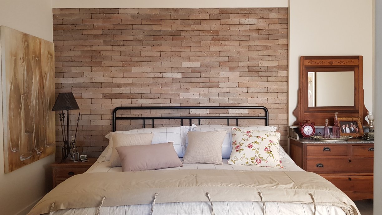 Dormitório de casal em estilo casa de fazenda