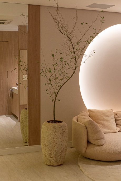 O apartamento Lua não poderia receber outro nome. Existia um dente na parede, e utilizamos desse acaso para criar um círculo iluminado em dry wall, o que se tornou o ponto principal do projeto.