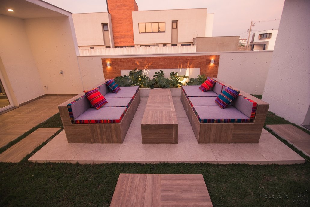 Área externa - sofá e mesa com porcelanato