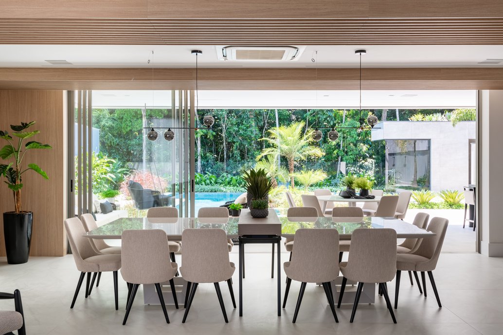 Sala de jantar com vista para a natureza.