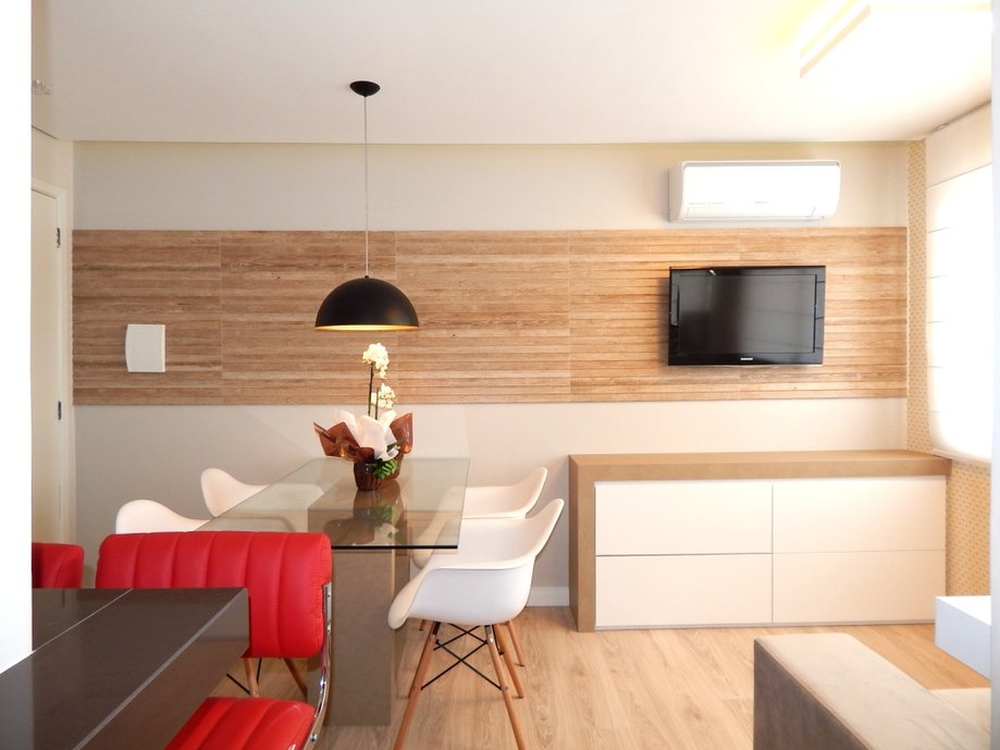 Sala de jantar e estar projetado pela Arquiteta Gabriela Corbellini usando o Clapboard Canela 30x90 