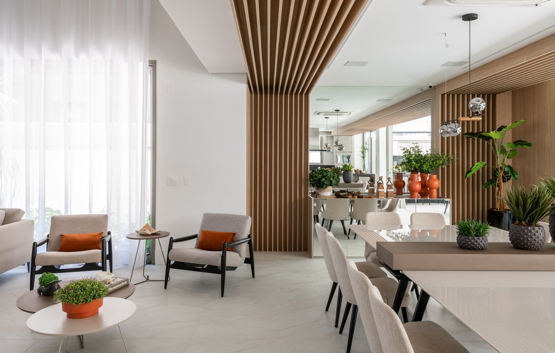 Sala de jantar com teto decorado. Decoração laranja nos detalhes.