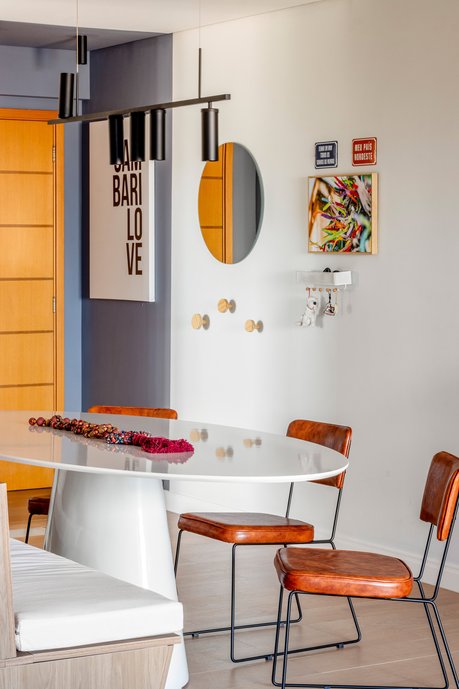 Sala de jantar conta com canto alemão e mesa oval, que facilita a circulação e permite que mais cadeiras sejam adicionadas, conforme o número de convidados.