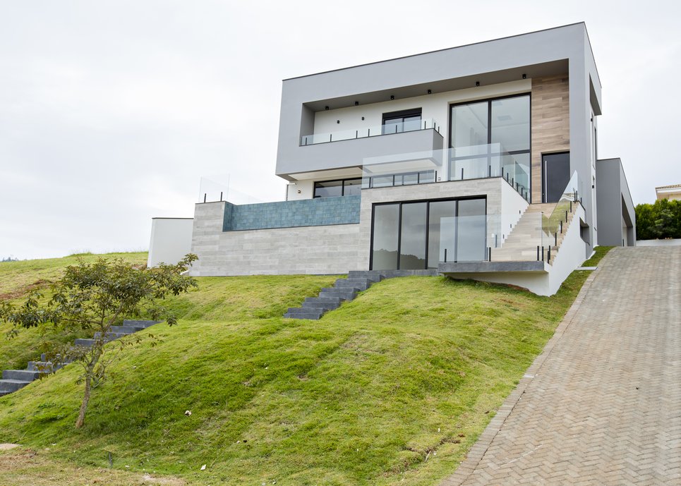 Imponência ao tirar partido da topografia existente foi a intenção desta arquitetura que agregou design e enalteceu o cenário local
