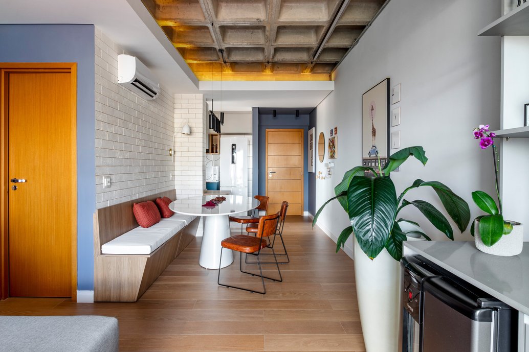 Sala de jantar conta com canto alemão e mesa oval, que facilita a circulação e permite que mais cadeiras sejam adicionadas, conforme o número de convidados.
