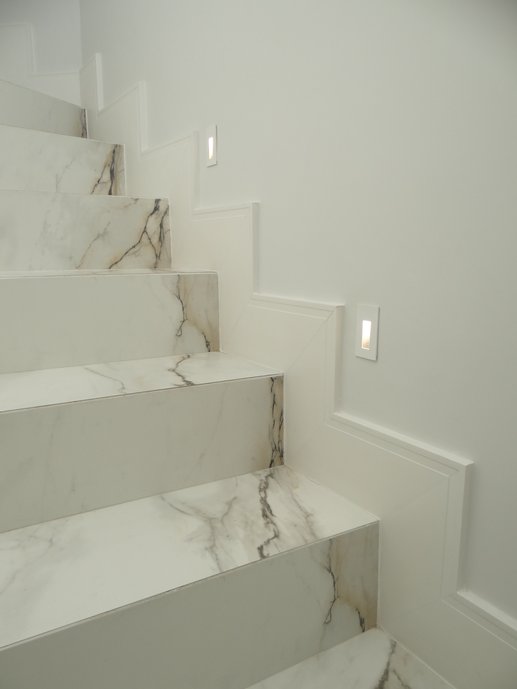 Escada interna acesso cobertura com piso Porcelanato Bianco Paonazzetto 90x90
