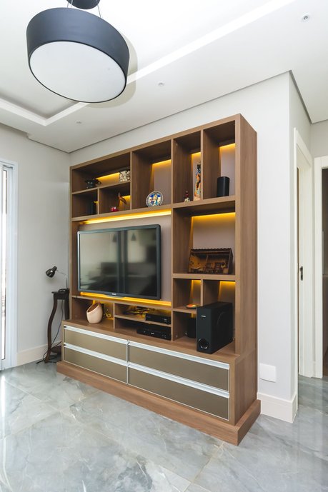 estante decorada e tv
