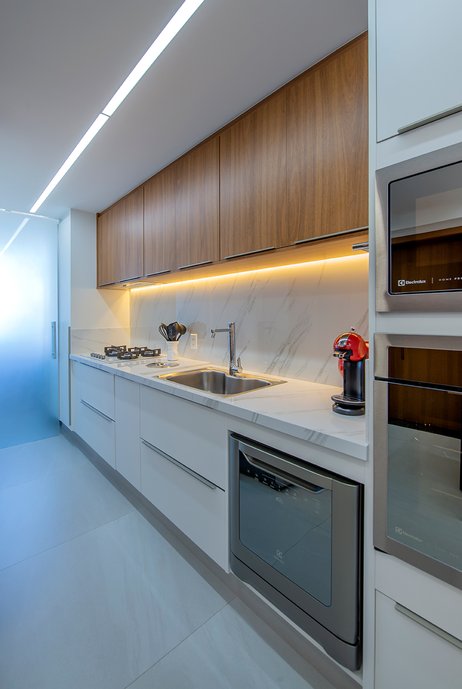 REFORMA DE COZINHA RESIDENCIAL COM REVESTIMENTOS EM PORCELANATO DIFERENCIADOS PARA ÁREA DE REFEIÇÕES