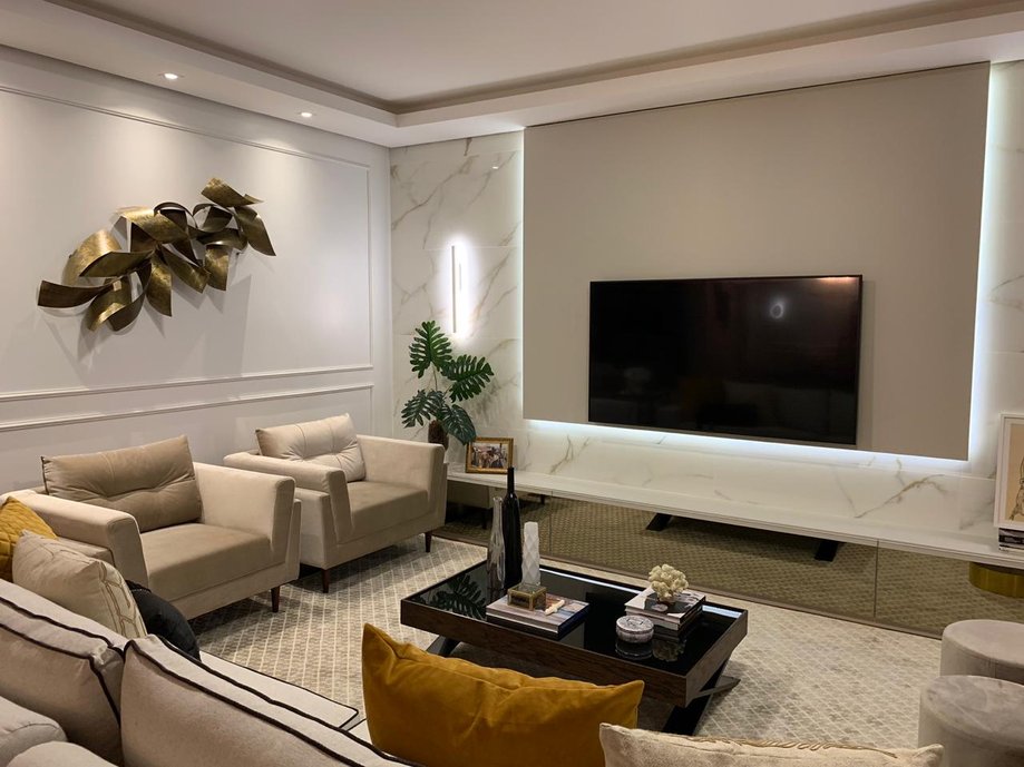 Painel em porcelanato compondo com mdf e espelho bronze
