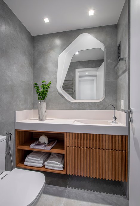 REFORMA DE BANHEIRO COM REVESTIMENTOS COM MESMO PISO E PAREDES