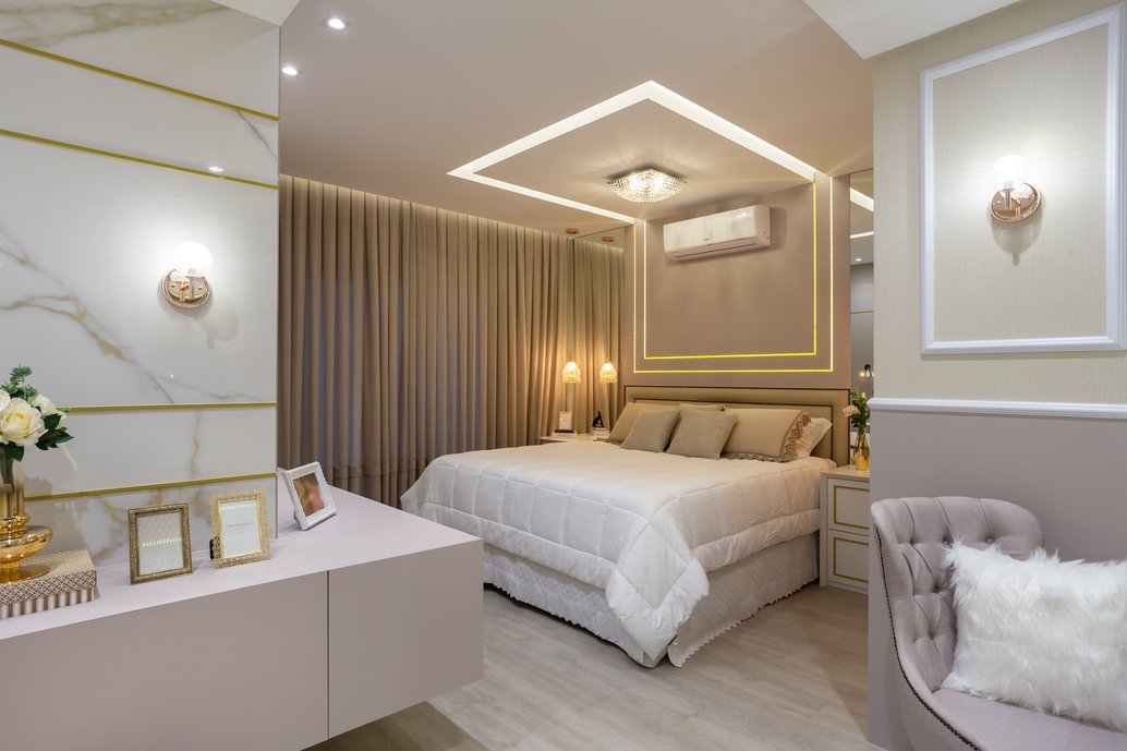 Painel de entrada da suíte revestido com o porcelanato Portobello Bianco Oro.