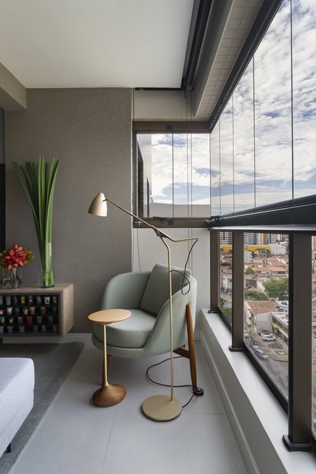 A antiga varanda deu lugar a extensão da sala de estar, ampliando os espaços e agregando mais assentos para recepções.