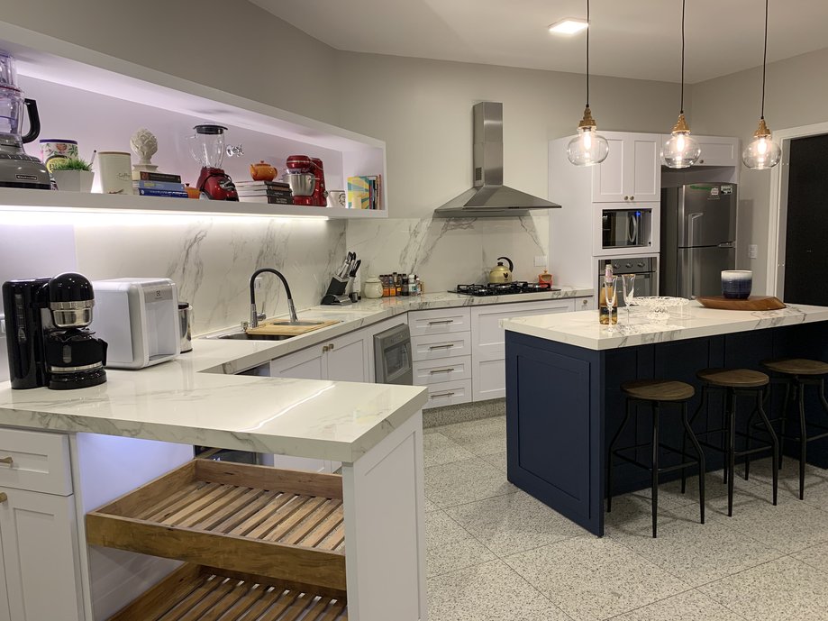 Cozinha linda com bancada e parede em porcelanato polido, compondo com marcenaria classica