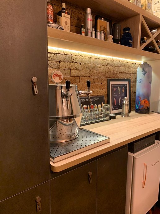 Bar com os tijolinhos dando o charme para o ambiente com marcenaria personalizada e iluminação