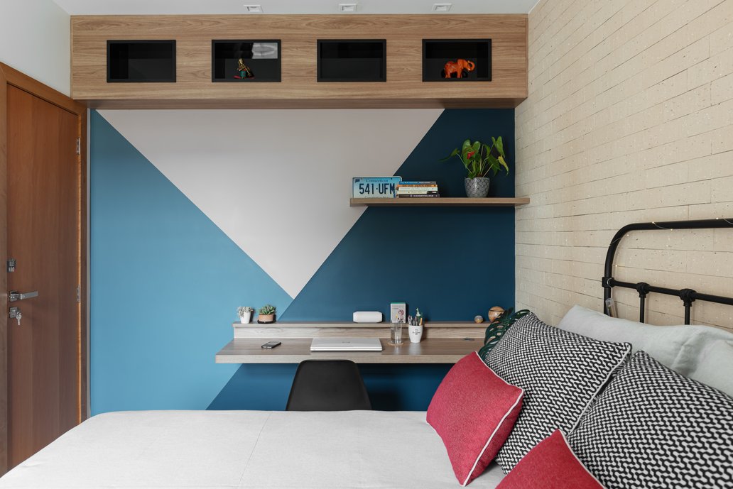 Um toque de natureza e rusticidade para contrastar com a modernidade inegável desse quarto da jovem. 