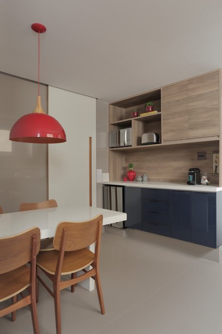 Cozinha azul com madeira