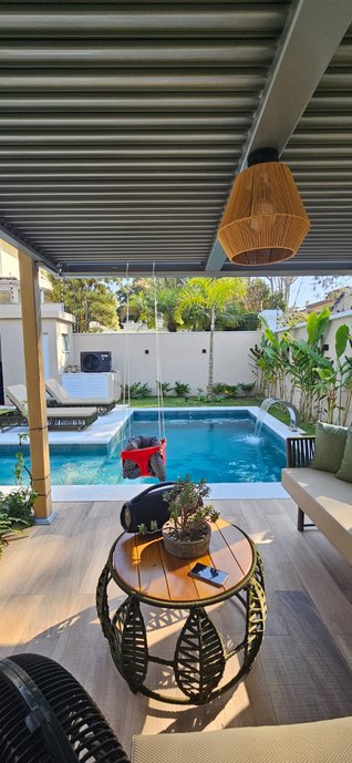 Foto da área do gazebo revestido com porcelanato Portobello araucária.
