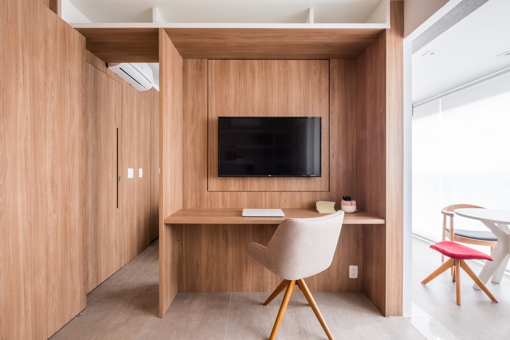 No Living , temos várias funções num mesmo ambiente , cozinha , sala de TV , área para refeições , adega , área de leitura e ainda uma mesa de trabalho que vemos na imagem acima. Como a TV é giratória para o Quarto , pode ou não ficar visível para o living.