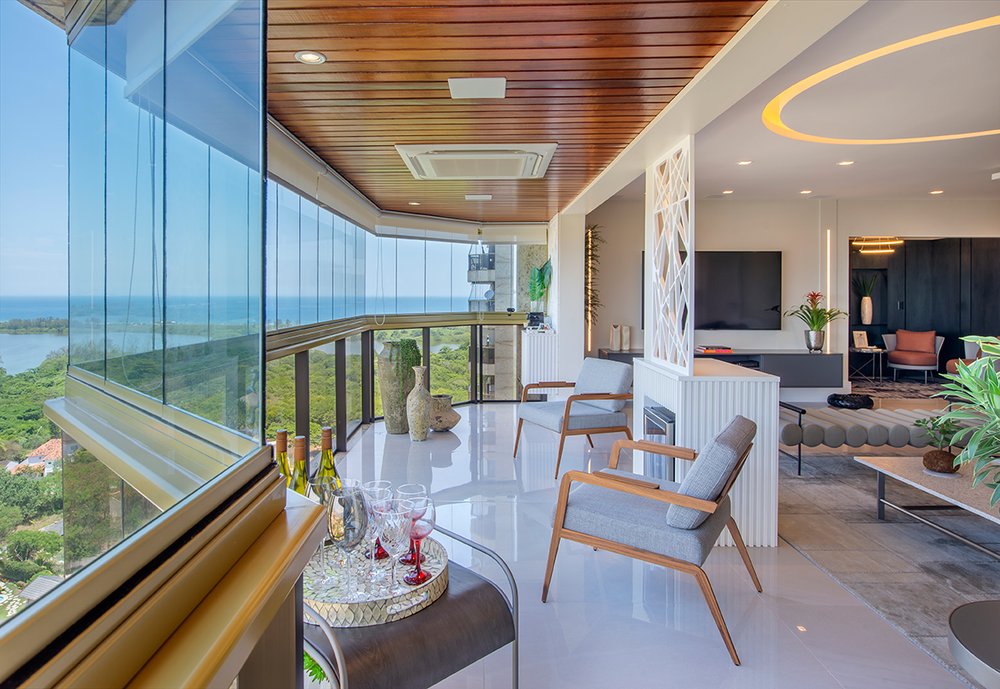 REFORMA DO LIVING COM PAINEIS EM PORCELANATO DEFININDO ÁREAS DE ESTAR E JANTAR