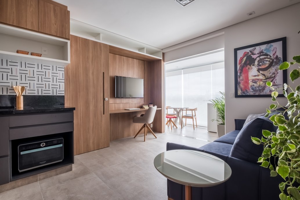 No Living , temos várias funções num mesmo ambiente , cozinha , sala de TV , área para refeições , adega , área de leitura e ainda uma mesa de trabalho que vemos na imagem acima. Como a TV é giratória para o Quarto , pode ou não ficar visível para o living.
