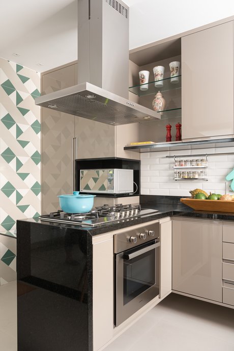 Uma cozinha prática, integrada a sala e com muito charme. O paienl decorado traz uma alegria para quem cozinha e quem está apenas olhando.