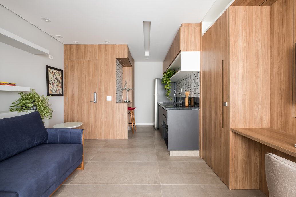 No Living , temos várias funções num mesmo ambiente , cozinha , sala de TV , área para refeições , adega , área de leitura e ainda uma mesa de trabalho que vemos na imagem acima. Como a TV é giratória para o Quarto , pode ou não ficar visível para o living.