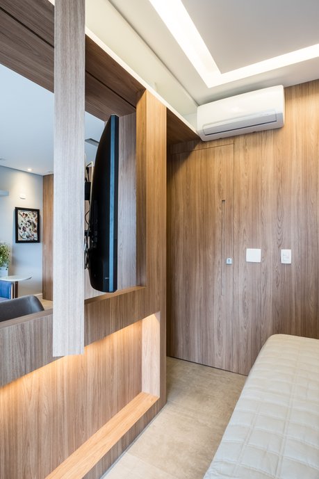 Dormitório compacto , planejado para ser super funcional, possui painel de Tv Giratório , Armário em 