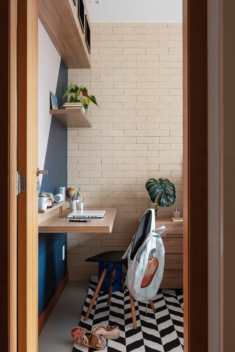 Praticidade, funcionalidade e minimalista. Um quarto muito charmoso onde o mix de materiais é a grande atração, sem medo de ousar e ser feliz