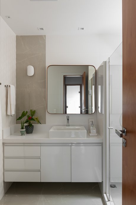 Combinar 2 tipos de acabamento (polido e natural) é um recurso maravilhoso para valorizar o banheiro e enriquecer a decoração, e quando ele sobe pela parede fica mais encantador. Ponto central de toda decoração é esse Gris Armani polido na parede