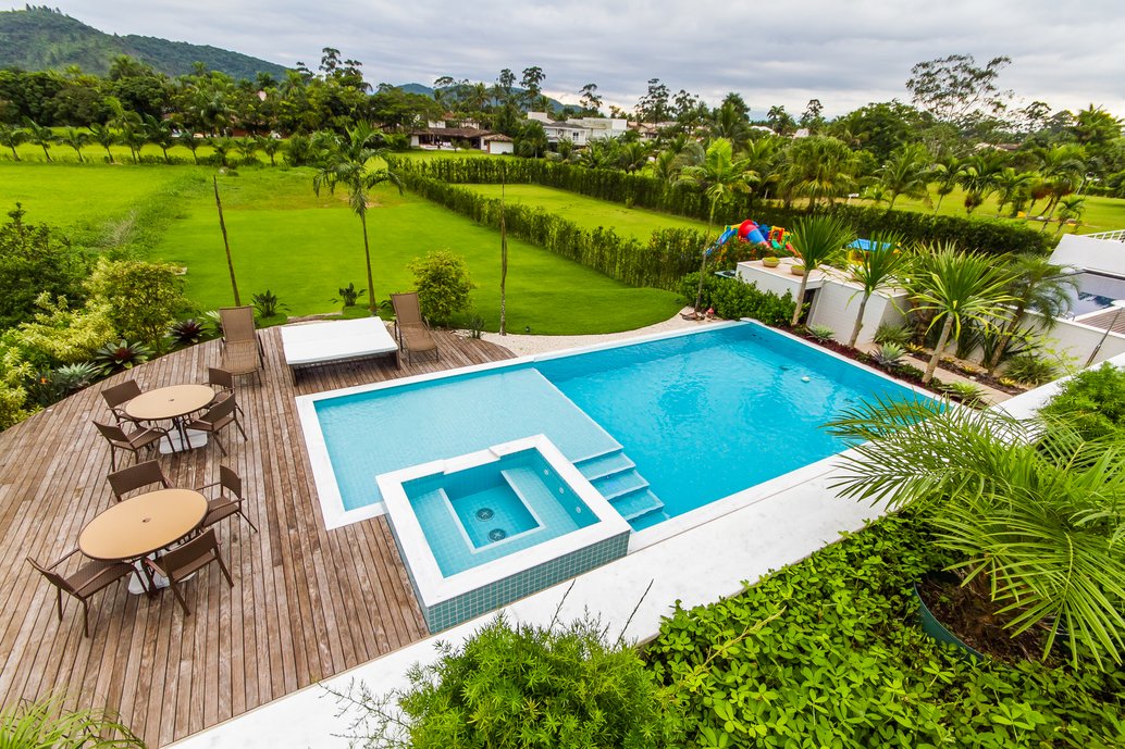 Piscinas com prainha estão com tudo! Além de perfeitas para curtir o sol se refescando na água, as crianças vão amar brincar a um pulo do mergulho!
