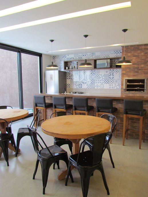 Área gourmet com churrasqueira, aqui foram usados os revestimentos Kings Road e Algarve Mix