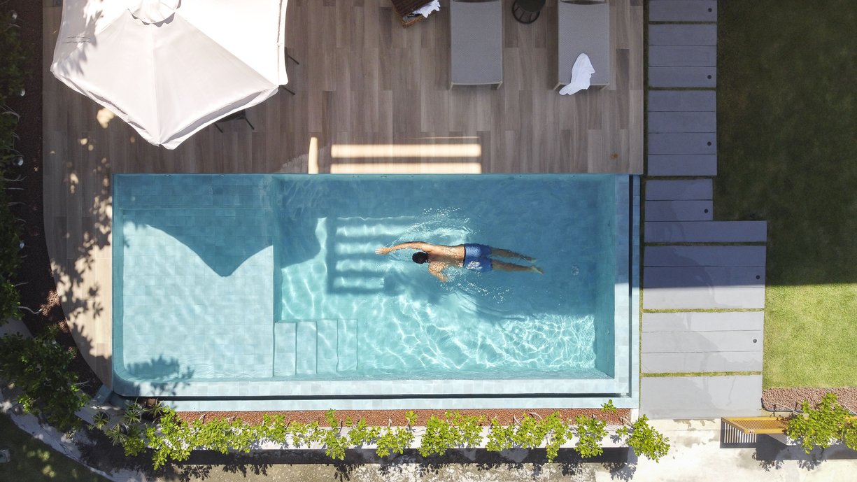 O azul é protagonista com sua leveza e delicadeza, mesmo dentro de uma piscina o tom remete as deliciosas praias do litoral Alagoano.