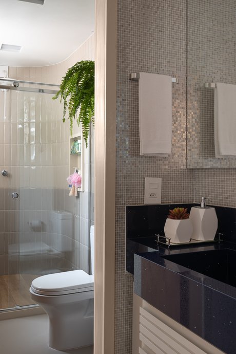 Um toque de ousadia é sempre bem vindo, misturar revestimentos é uma habilidade que quando bem usada enriquece qualquer projeto. E com os materiais certos isso fica muito mais fácil de fazer. Aqui o lavabo tem mais glamour com a pastilha em brilho e bancada destacada. E área molhada um degradê de cores suaves traz movimento, alegria, modernidade e suaviza a parede curva