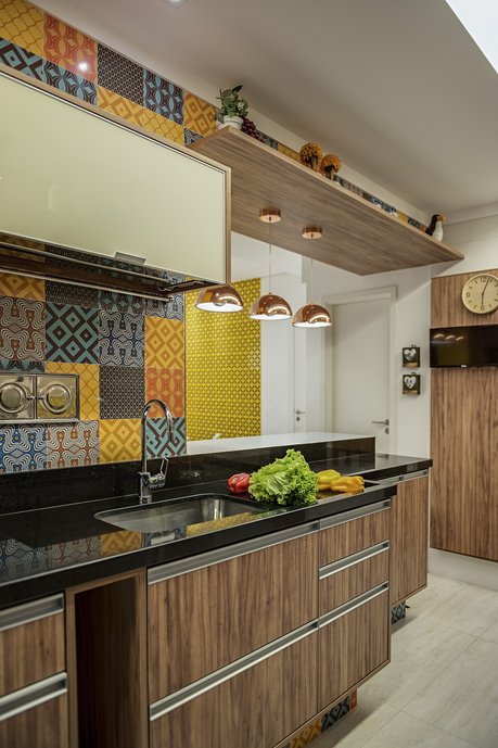 Azulejos em Pactwork e piso Travertino Navona