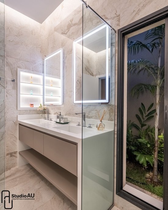 O banheiro da suíte master sempre precisa superar as expectativas, não é? Os detalhes fazem toda a diferença: a vista para o jardim e essa iluminação surpreendente 