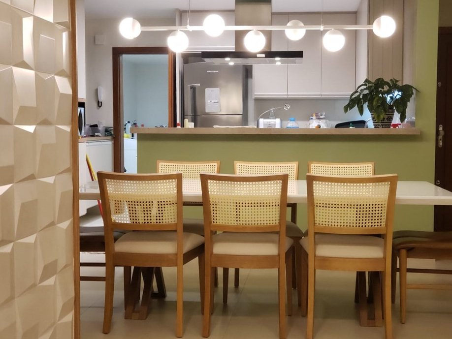 salas integradas para reunir a familia ganham mais amplitude quando usamos om mesmo revestimento em toda extensaõ da casa, assim fizemos com o piso. E trouxemos um detalhe na parede para marcar os espaços